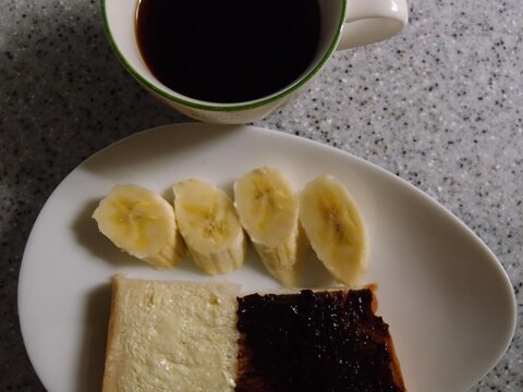 プラムジャム＆バター食パンとバナナとコーヒーの朝食